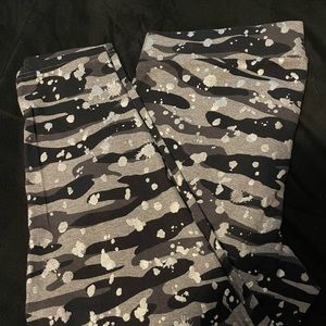 NWOT Torrid Capri Leggings Black -Gray Camo/Splatter Sz 2 (18-20)